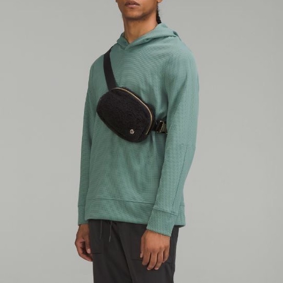 Lululemon Everywhere Belt Bag Sherpa Fleece Black - Picture 7 of 7